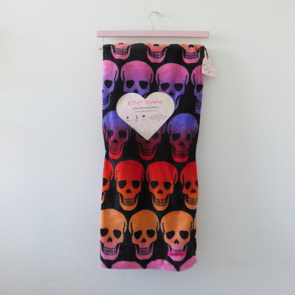 Betsey Johnson Skull Ultra Soft Plush Throw Blanket (50 in x 60in) - Picture 1 of 6